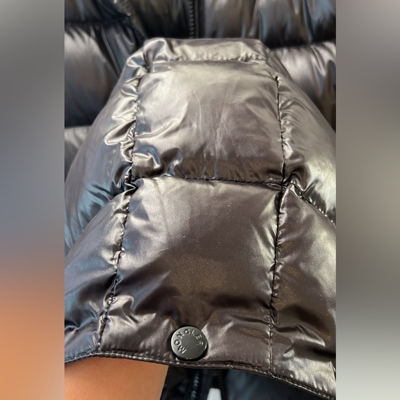 Moncler puffer jacket with a detachable hood - Picture 5 of 6